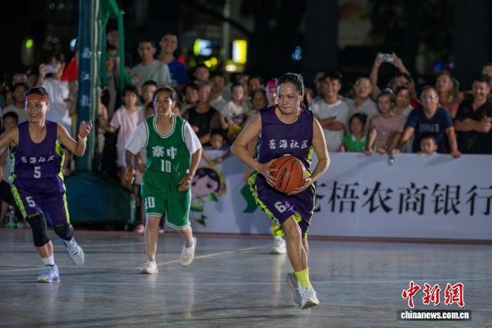 何华文, com, 女篮赛现场